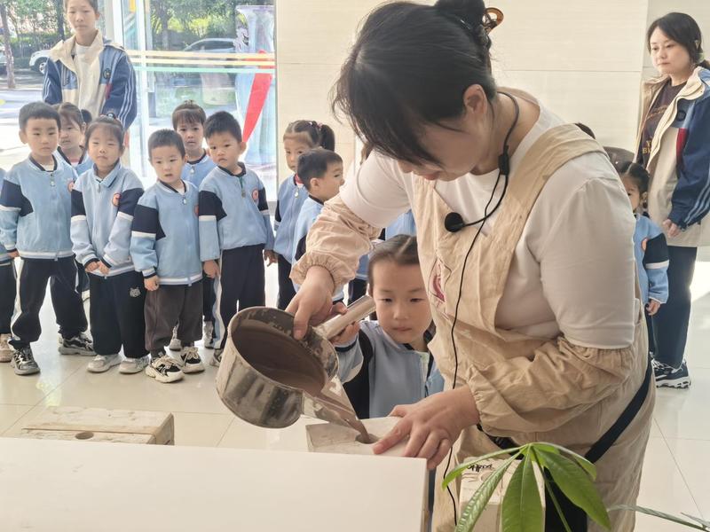 千年瓷韵润童心｜向阳花幼儿园师生参加钧瓷科普体验活动